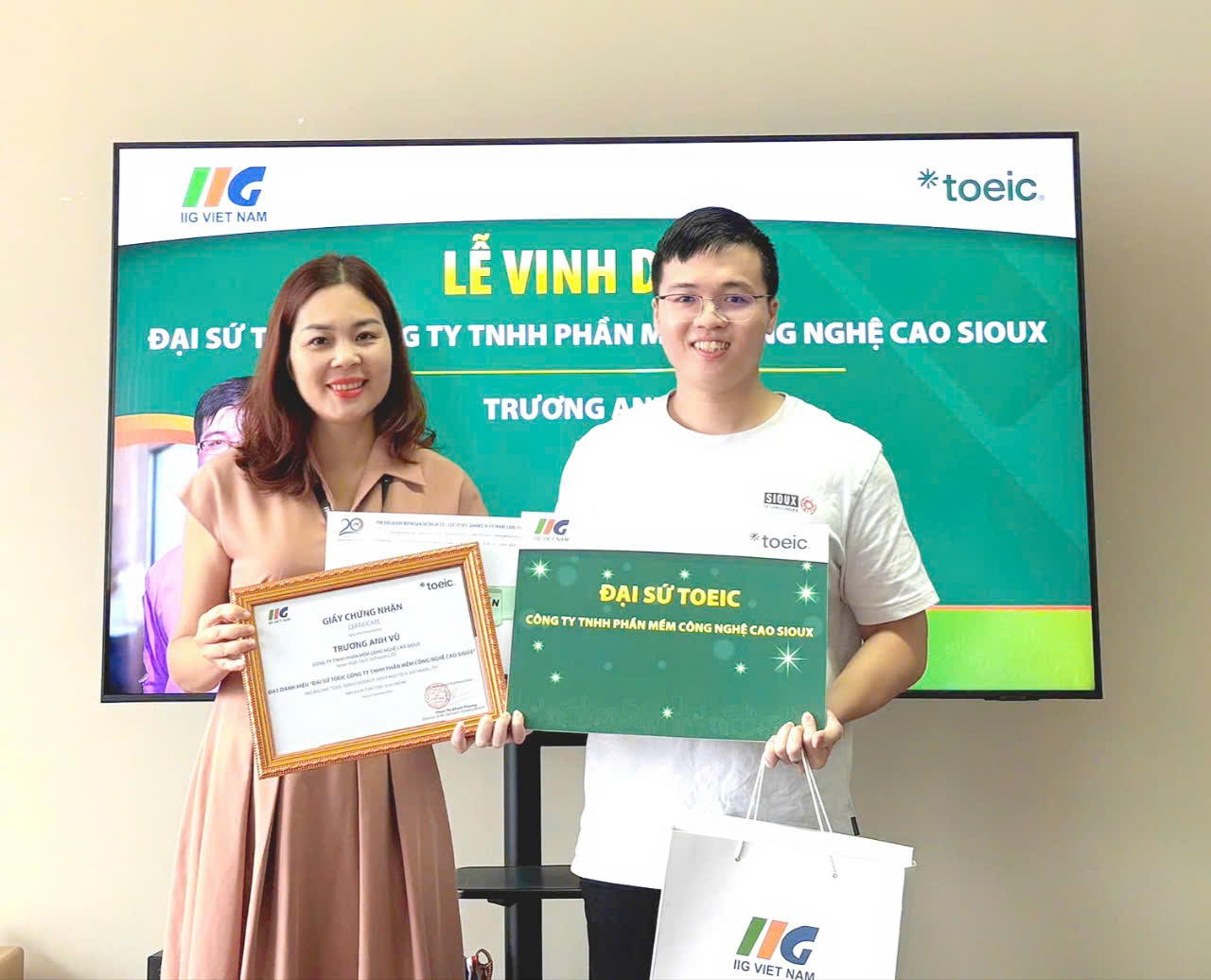 Vinh danh Đại sứ TOEIC 940/990 điểm đến từ Công ty TNHH Công nghệ cao Sioux, Đà Nẵng